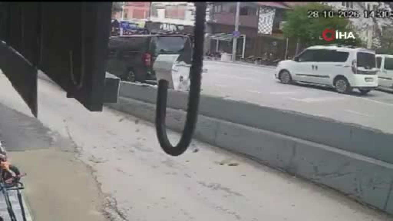 Bursa'da motosiklet yayaya çarptı! İkisi de metrelerce sürüklendi