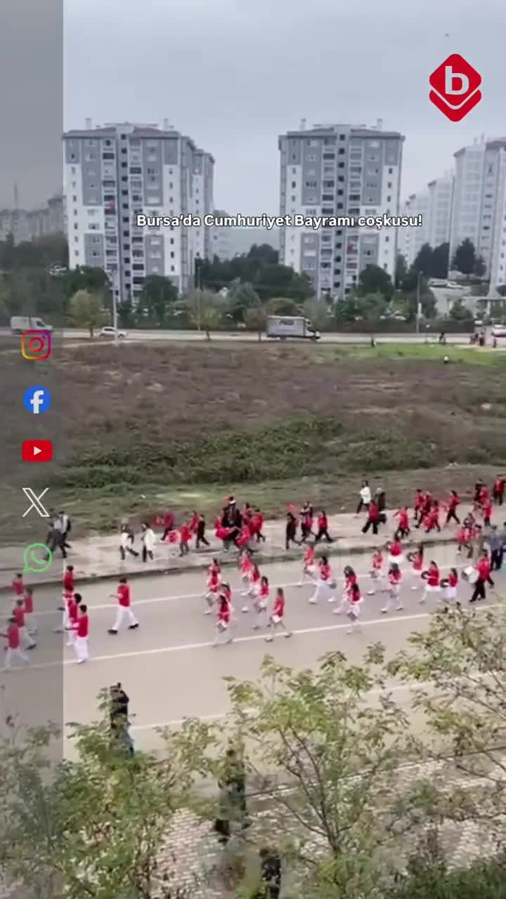 Bursa'da Cumhuriyet Bayramı'na öğrencilerden renkli kutlama!