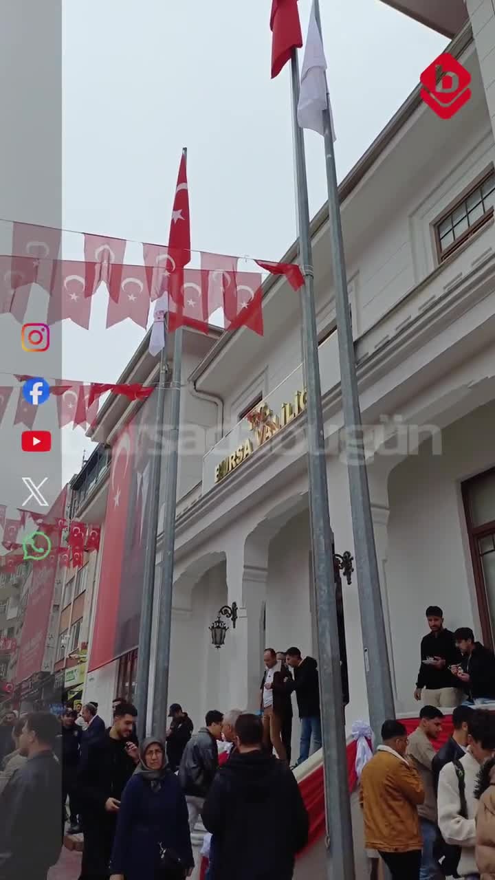 Bursa Valiliği önünde Cumhuriyet Bayramı coşkusu! Vatandaşlara yemek ve tatlı ikramı