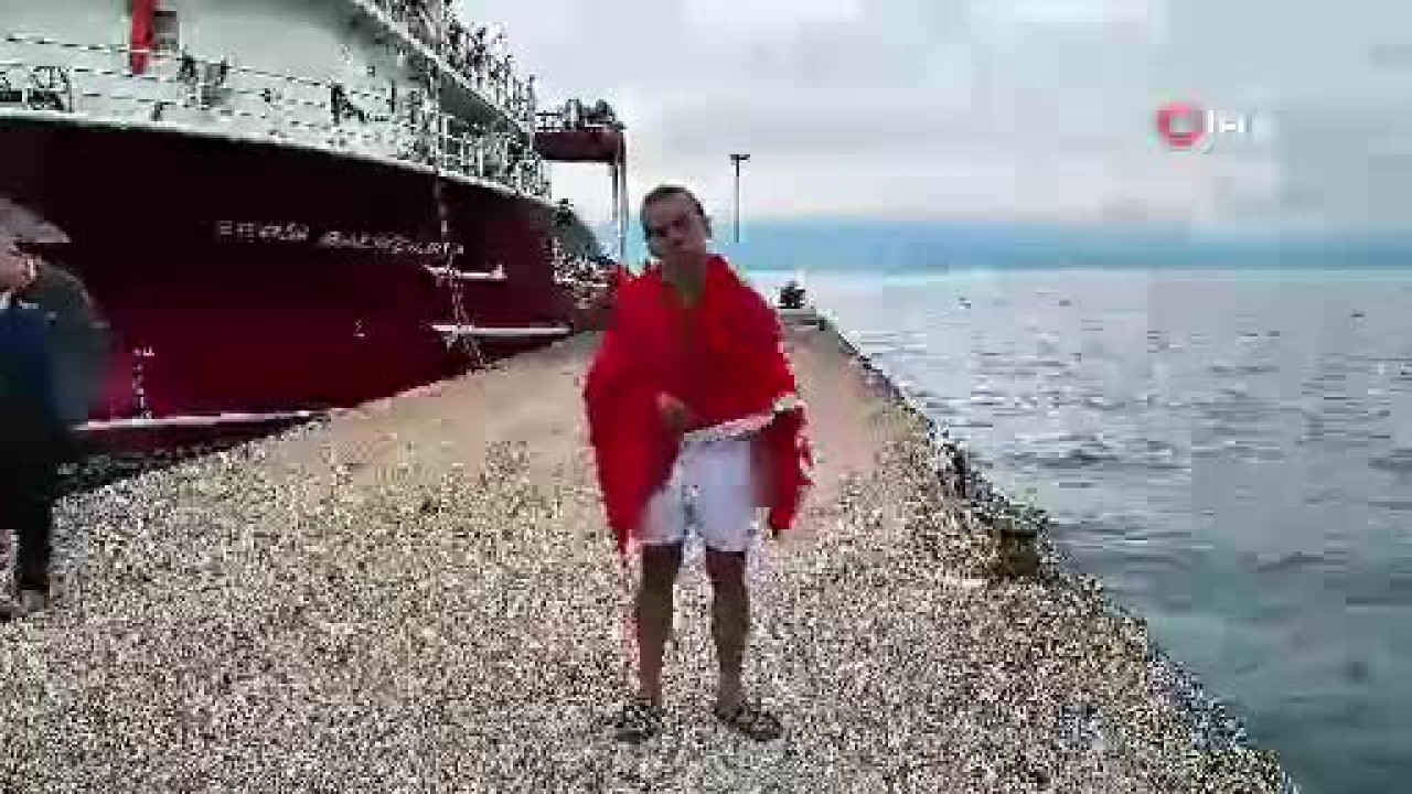 Soğuk ve yağışlı havaya aldırmadı, Türk bayrağıyla denize girdi
