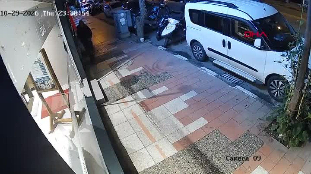 Asılı Türk bayrağını alıp yere attı! Her yerde aranıyor...