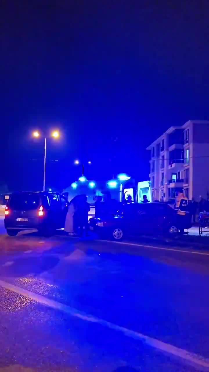 Mustafakemalpaşa'da otomobil ile ticari araç çarpıştı: 1 yaralı...