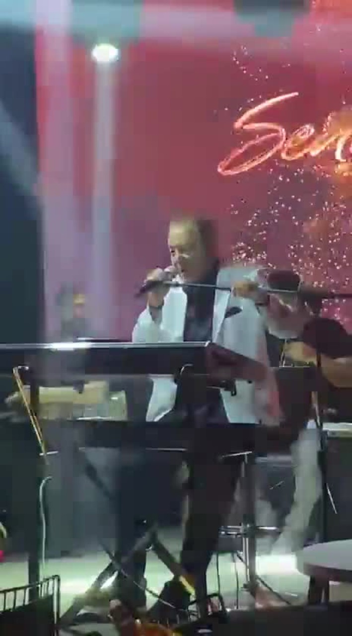 Arif Susam Bursa gecesine damga vurdu! Sendeyim Pub'da taverna rüzgarı esti