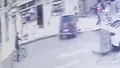 Ters yönden geldi, kaldırımda bekleyen genç ...