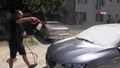 Sokakta gördüğü kirli araçları habersizce yı...