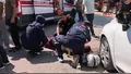 Bursa'da motosikletli iki otomobile birden ç...