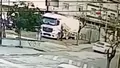 Dehşet anları kamerada! Kasklı katil tırın a...