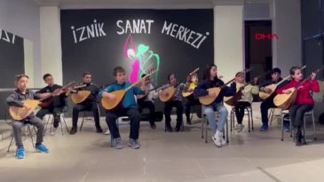 Bursa'da öğrenciler 'Çanakkale Türküsü'nü seslendirdi