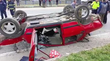 Bursa'da&nbsp;feci kaza kontrolden çıkan otomobil paramparça oldu: 1 yaralı
