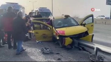 Rize'de cenaze dönüşü otomobil bariyerlere çarptı! 4 kişi yaralandı