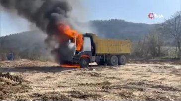 Bursa'da toprak taşıyan kamyon alev alev yandı