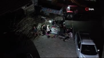 Tokat'ta vatandaşlar geceyi dışarıda geçiriyor