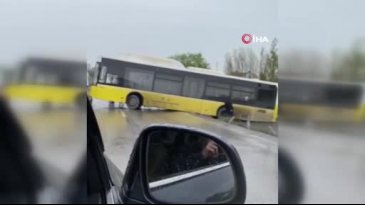 İstanbul'da İETT otobüsü bariyerlere çarptı!