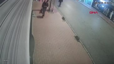 Kadına yumruk ve kafa atıp çantasını gasbetti