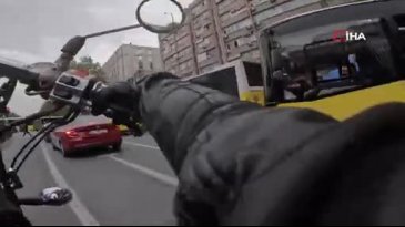 İstanbul'da trafikte kahkahaya boğan kaza: Motosikletine çarpan kişi annesi çıktı