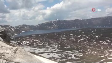 Nemrut Krater Gölünün yolunu açmak için karla mücadele