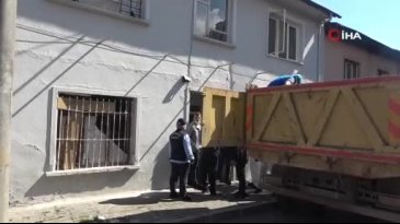 Bursa'da evden 3 kamyon çöp çıktı!