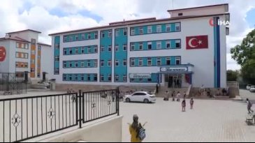 Elazığ'da kopya çekerken yakalanan çocuk öğretmenini bıçakladı