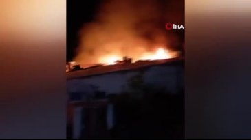 İzmir'de 2 katlı ev alev alev yandı