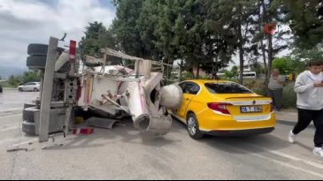 Bursa'da taksi şoförü devrilen kamyonun altında kalmaktan son anda kurtuldu