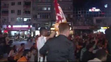 Beşiktaşlı taraftar Galatasaray'ın şampiyonluğunu böyle kutladı