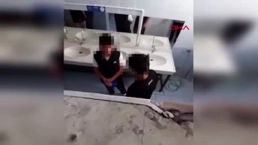 3 öğrenci, okul arkadaşlarını tuvalette darbedip görüntü çekti