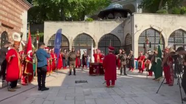 Bursa'da Yıldırım Bayezid Türbesi'nde puşide örtüsü yenilendi