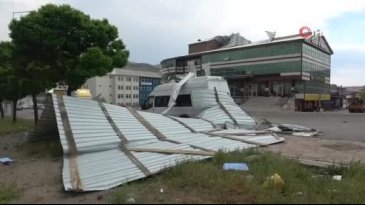 Bitlis'te rüzgardan uçan çatılar araçların üstüne düştü