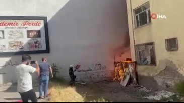 Aksaray'da iki bina arasındaki boşlukta yangın çıktı