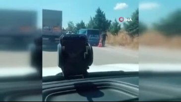 Bursa'da direksiyon hakimiyetini kaybeden minibüs devrildi