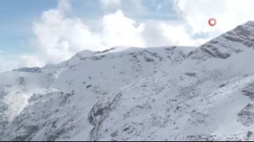 Zirveye çıkan dağcılara Uludağ'da sezonun ilk kar sürprizi