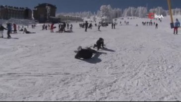 Uludağ'da acemi kayakçıların düşüşü kameralara yansıdı