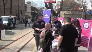 Bursa'da kadın polisler caddeleri dolaşıp KADES'i yükletti!