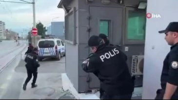 Polisin baskın düzenlediği evde silah, tarihi eser, uyuşturucu ele geçirildi