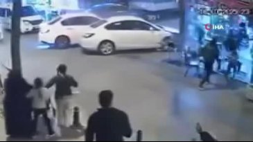 Otomobil kıraathaneye daldı, 6 kişi yaralandı
