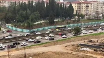 Bursa'da yağmurlu hava geri döndü! Trafik durma noktasına geldi