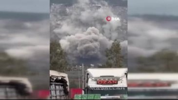Depremzedeleri tedirgin eden patlamayla mahalle toz bulutu altında kaldı