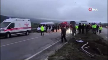 Tekstil işçilerini taşıyan minibüs otomobille çarpıştı: 1'i ağır 13 yaralı