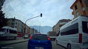 Bursa'nın ünlü caddelerinden biri karıştı! Yaralılar var