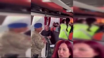 Kontrol için durdurulan otobüste şenlik havası! Jandarmaya konser verdiler