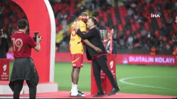 Galatasaraylı oyuncular Türkiye Kupası'nı kaldırdı, coşku zirveye ulaştı