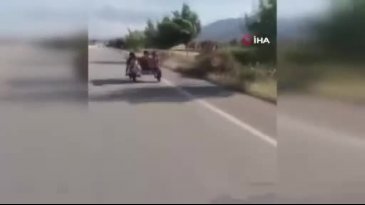 Motosikleti yatarak sürdü! Tehlikeli akrobasi kamerada...