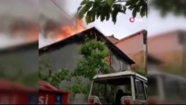 Elektrik tesisatından çıkan yangın evi küle çevirdi