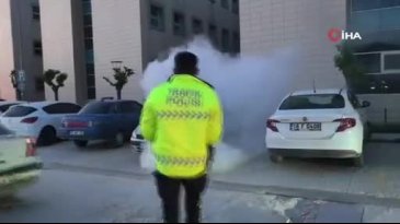 Bursa'da hastanenin otoparkında bir araç alevlere teslim oldu
