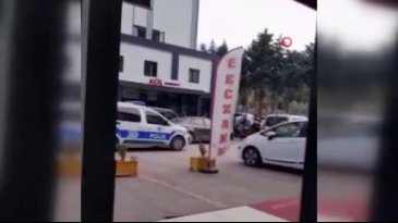 Hastanede korku dolu anlar! Boğazına bıçak dayadı...