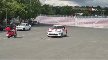 Eşinden boşanmasını göbek atarak kutladı!