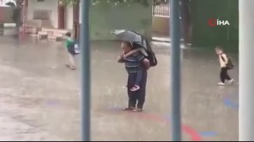 Sağanak yağışa aldırış etmedi! Dedeye büyük alkış
