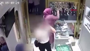Bursa'da kuyumcuda film gibi hırsızlık! Göz göre göre altın bilekliği götürdü