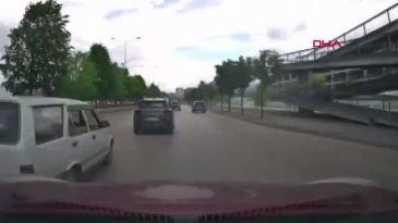 Bursa'da yine trafik terörü! Tehlike kamerada...