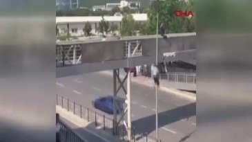 Korku dolu anlar! Üst geçitten atladı...